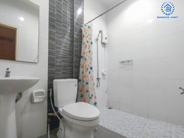 *****ทาวน์เฮ้าส์มือสองย่านกรุงเทพฯ ม.เดอะฟรอนท์ วัชรพล เนื้อที่กว้างขวางมากถึง 20.40 ตร.ว. ฟังก์ชัน 3 ห้องนอน 3 ห้องน้ำ ที่จอดรถ 1 คัน พร้อมเข้าอยู่ แถมฟรี! เครื่องปรับอากาศ 2 เครื่อง บนทำเลแห่งการเดินทาง เชื่อมต่อจุดขึ้นทางด่วน "วัชรพล" จองเลย!